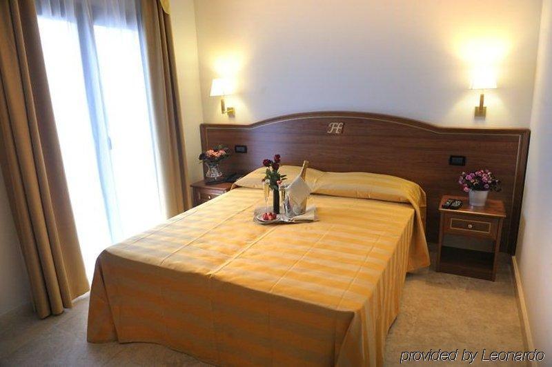 Fashion Hotel Вальмонтоне Номер фото